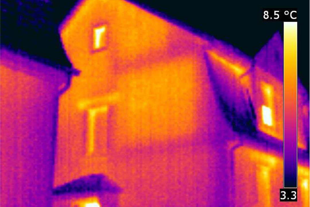 Abbildung: Aufnahme einer Hausfassade mit einer Wärmebildkamera