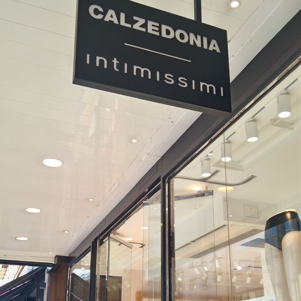 Abbildung: Umbau und Retail Design eines Ladengeschäfts – Calzedonia-Intimissimi in Mannheim P6 20-21